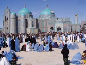 Frauen in der Rawza-ye Ali, der großen Moschee von Mazar-e Scharif, Nawruz 2005. Foto: Thomas Ruttig