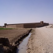 Qala und Bewässerungsgraben bei Scharana, Paktika. Foto: Thomas Ruttig (2005).