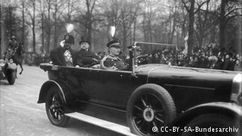 Amanullah, König von Afghanistan, und Reichspräsident Paul von Hindenburg im Auto (Im Berliner Lustgarten?)