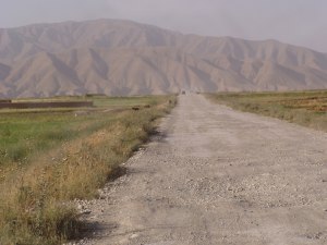 Straße bei Baghlan-e Dschadid. Foto: Thomas Ruttig (2004).